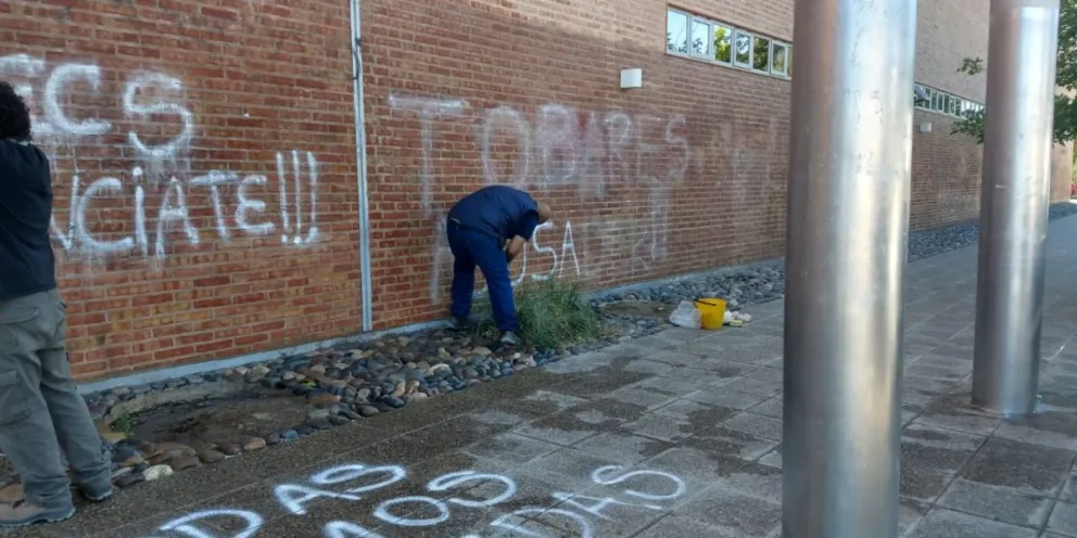 Escracharon a Tobares en Ciudad Judicial y lo mandaron a limpiar de inmediato