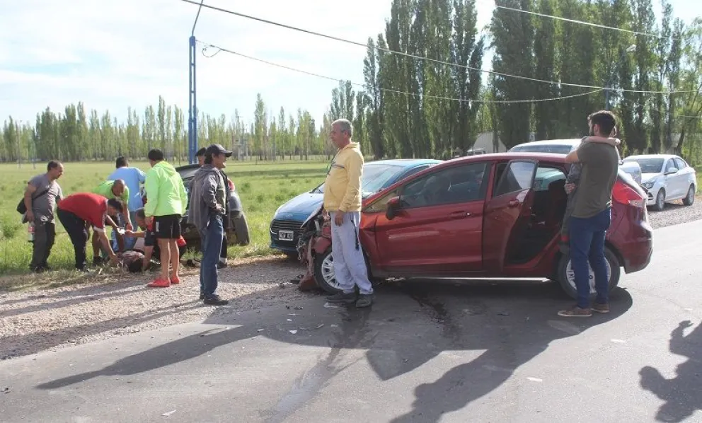 Tres personas fueron hospitalizadas luego de sufrir un fuerte choque en la ruta 