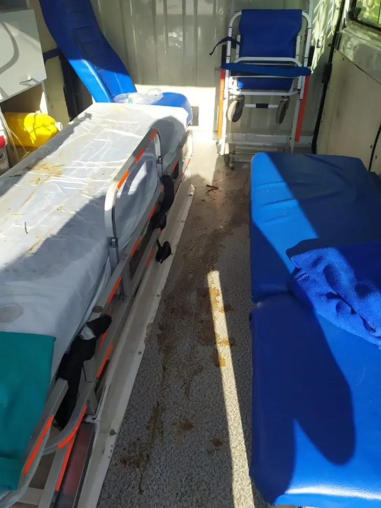 Destrozó la ambulancia con la que fueron a asistir a su hermano