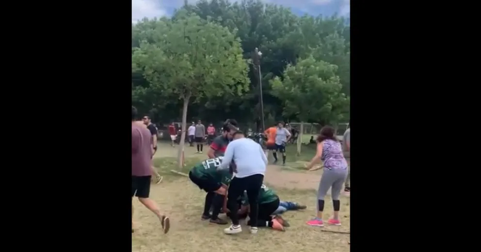 Ligó hasta el técnico: terminaron todos a las piñas en un torneo de fútbol en Cipolletti