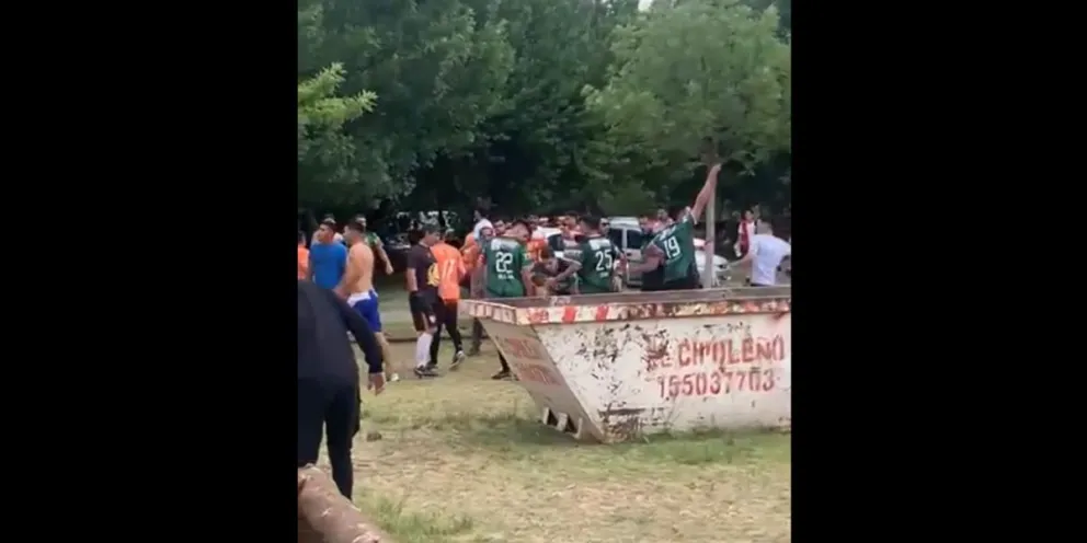 Trasladaron al hospital de Neuquén a la víctima de la batalla campal en el torneo de fútbol