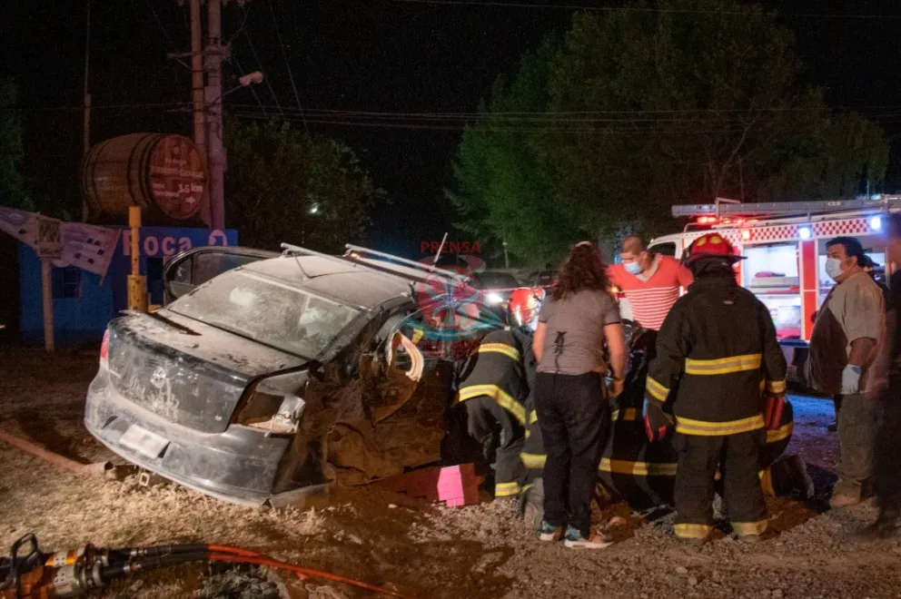 Mirá las fotos: así rescataron los bomberos a un automovilista atrapado ayer por la noche