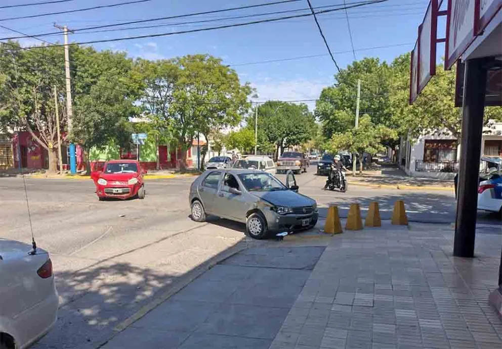No de nuevo: Dos autos chocaron en una peligrosa esquina de Los Olmos 