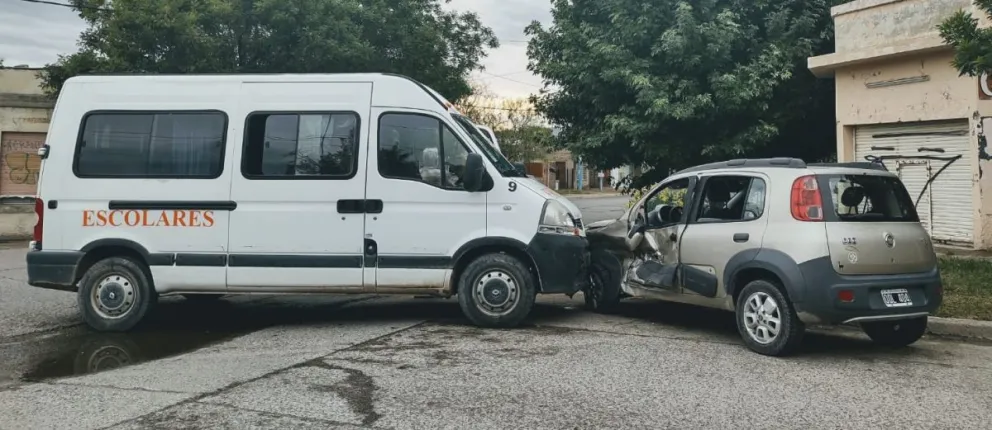 Una camioneta escolar chocó con varios menores a bordo