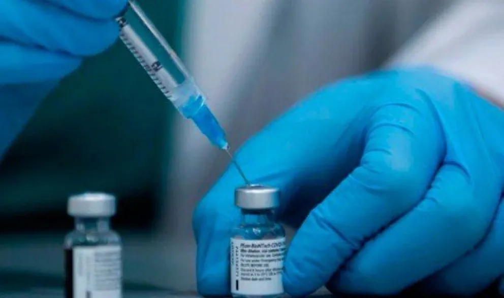 Pfizer pidió autorización de emergencia para vacunar con tercera dosis a todos los adultos