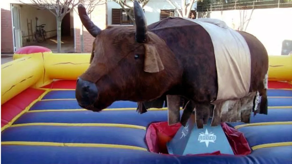Propietarios del pelotero tendrán que indemnizar a un niño que cayó de un toro mecánico