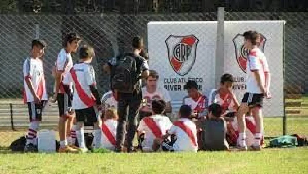 El padre del "Muñeco" Gallardo vendrá mañana a la prueba de River en la ciudad 