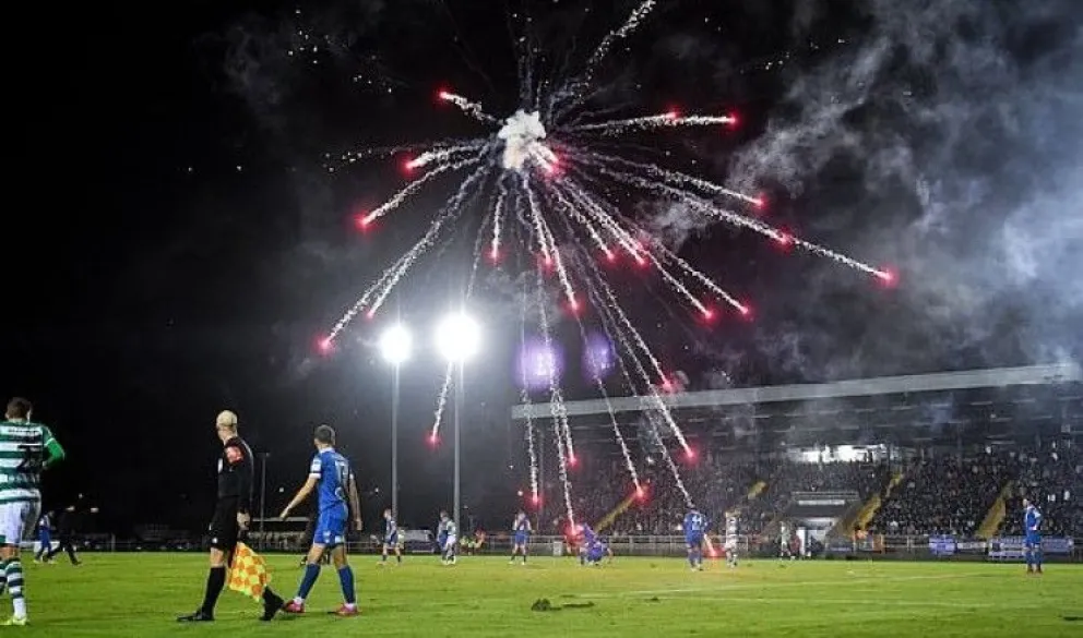 Bestialidad: hinchas arrojaron una bengala a la cancha y alcanzó a un jugador