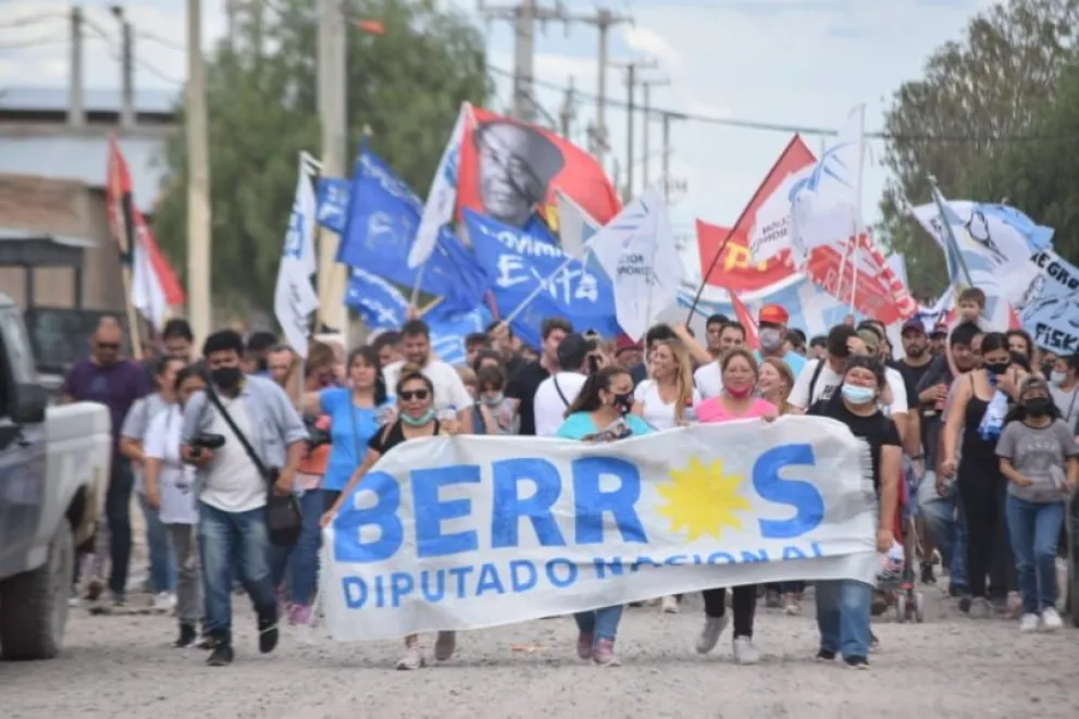 En caravana con destino a Barrio Nuevo, Marks y Berros cerraron la campaña