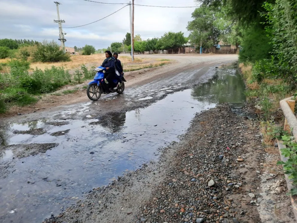 Se registran desbordes cloacales en Alta Barda y JJ Gómez