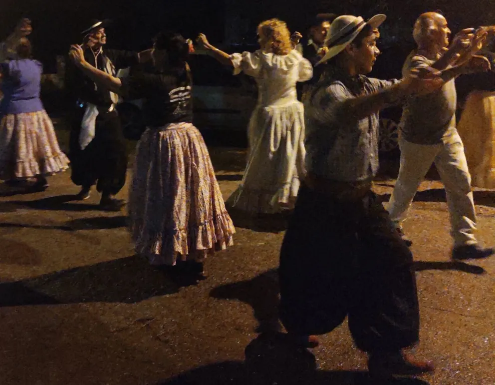 Un gran gesto: Cortaron la calle para bailar folklore y sorprender a su profe