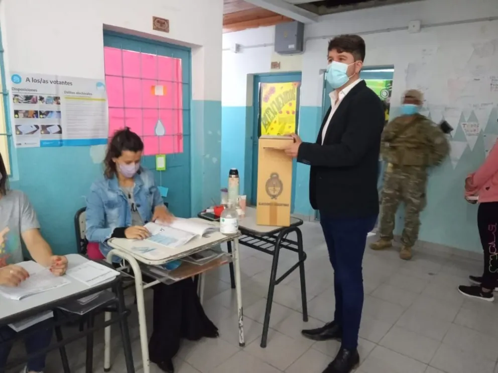 Los primeros en votar: Berros, Correa y Fenouil madrugaron para llegar a las urnas