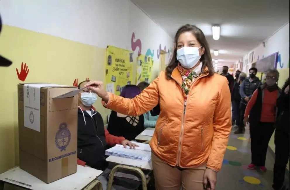 Votó la gobernadora Carreras: “Esperaré los resultados en Bariloche"