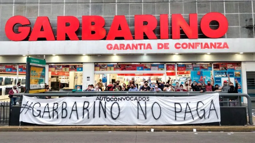Video: Así sacaban electrodomésticos de un local de Garbarino para pagarles a los empleados