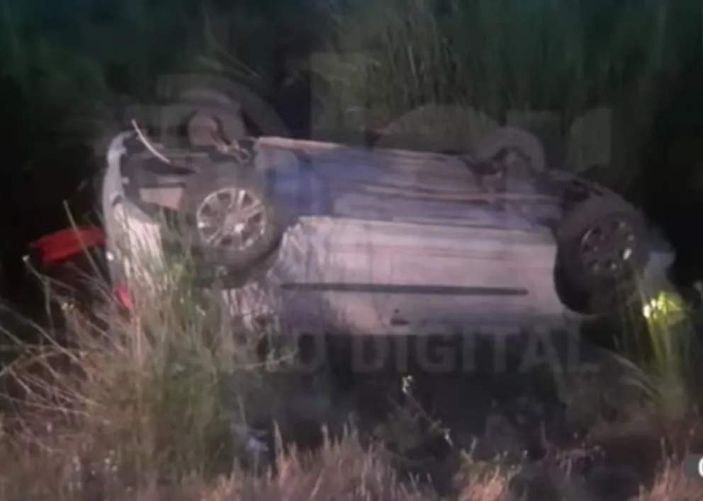Un hombre de 53 años volcó en su auto y terminó dentro de un desagüe 