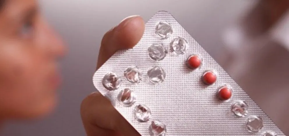 Pidió al novio que pegara el sticker con los días en los anticonceptivos y no salió nada bien