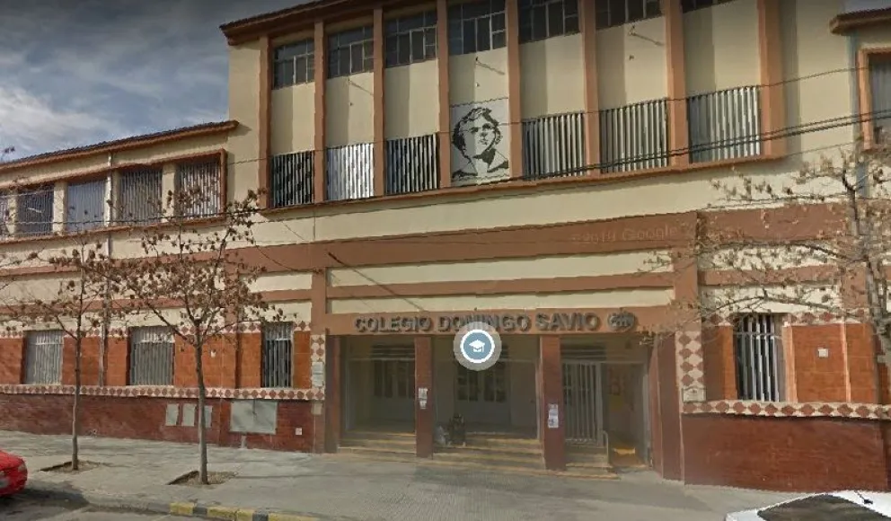 Una menor vio a dos estudiantes teniendo relaciones y el colegio le pidió que guarde silencio 