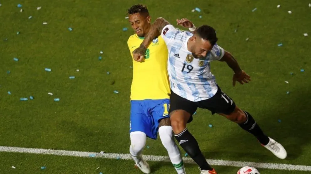 Argentina-Brasil: suspenden al árbitro y al encargado del VAR por no haber expulsado a Otamendi