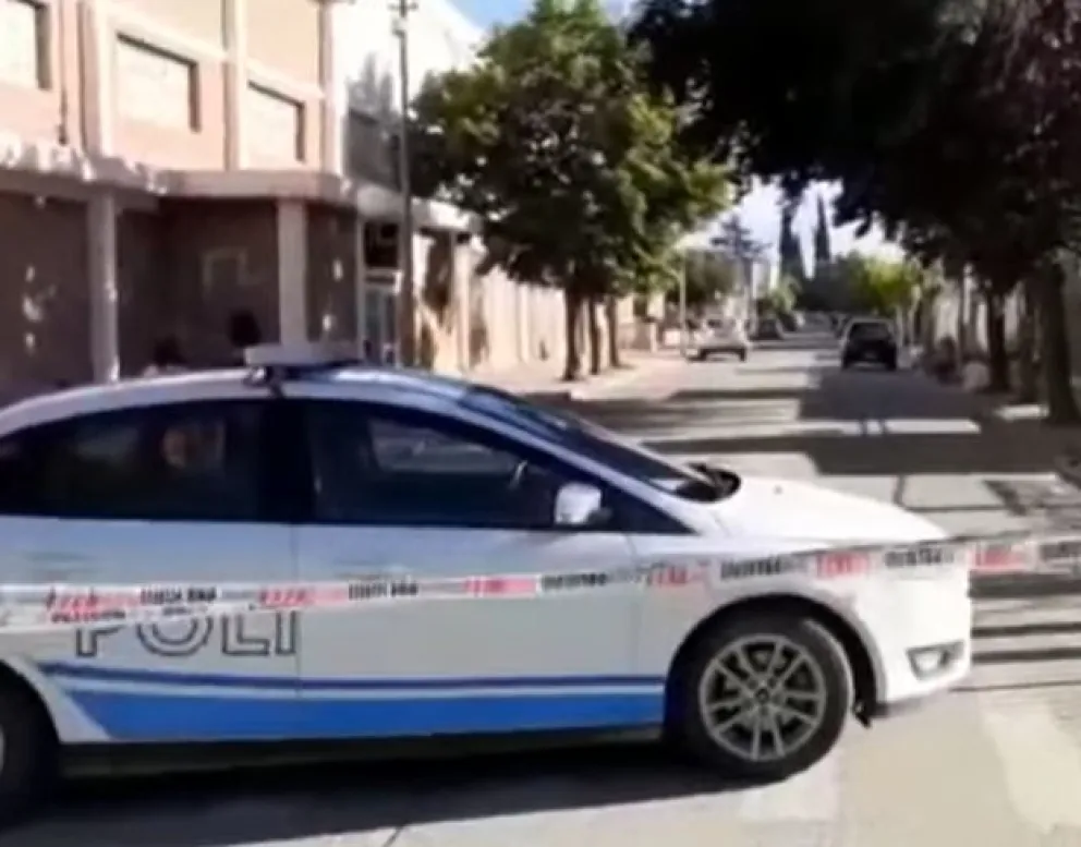 Último momento: Mataron a un adolescente en la vereda de un colegio