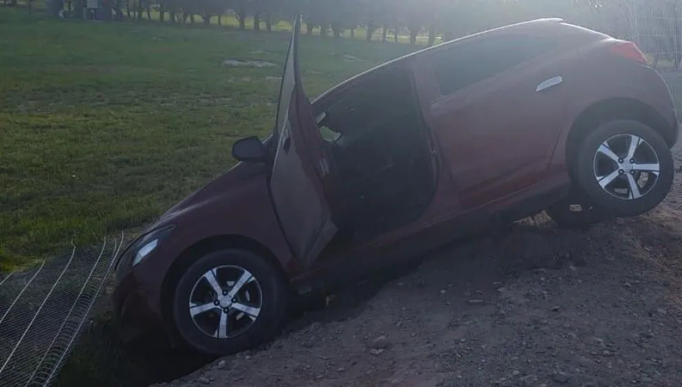 Despistó y cayó con el auto adentro de un canal