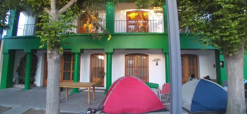 Militantes de ODEL permanecen desde anoche frente al gremio ATE  