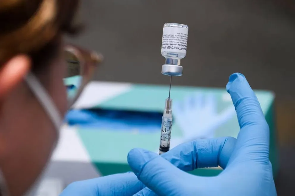 Se aprobó en Estados Unidos la dosis de refuerzo de Pfizer y Moderna para todo mayor de 18 años