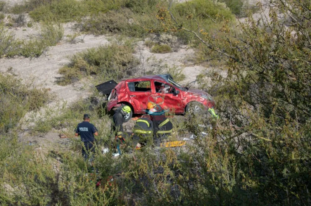 Foto gentileza Bomberos-. El Sandero cayó por el barranco en la Ruta 6.