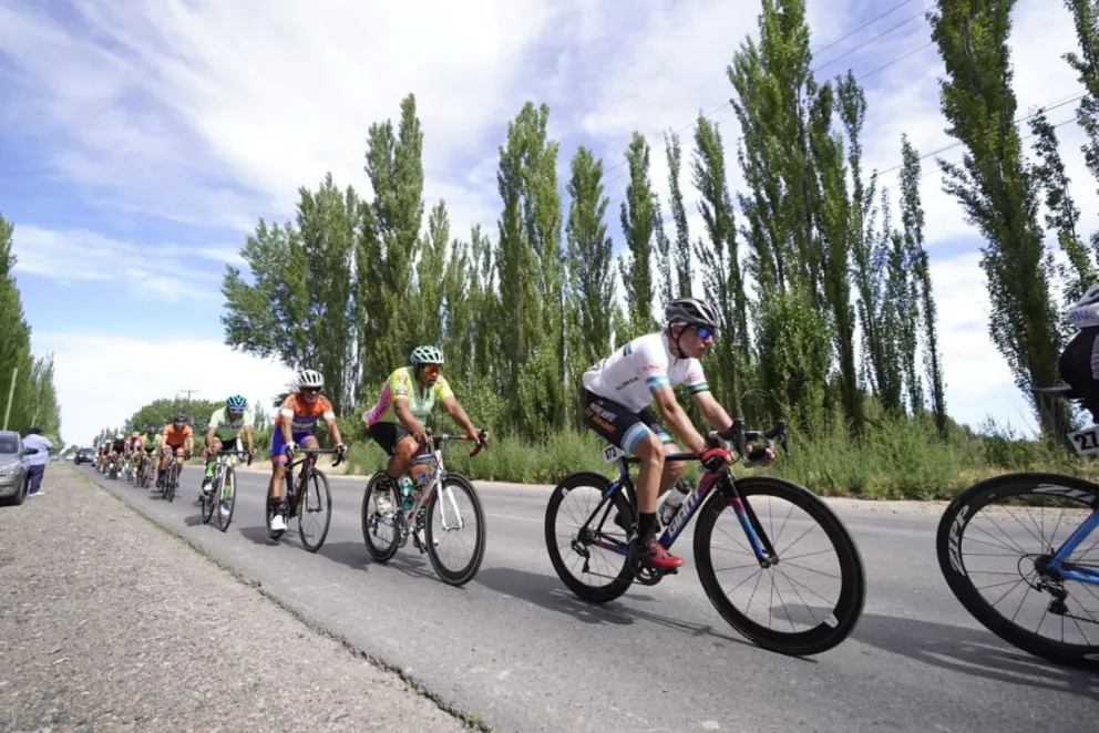 Miles de aficionados se agolparon en las calles para ver la Vuelta al Valle 