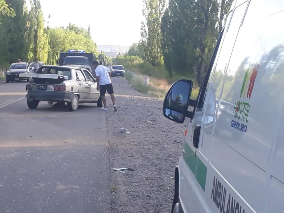 En fotos: un auto quedó en la banquina y hay un herido por colisión en Ruta 6