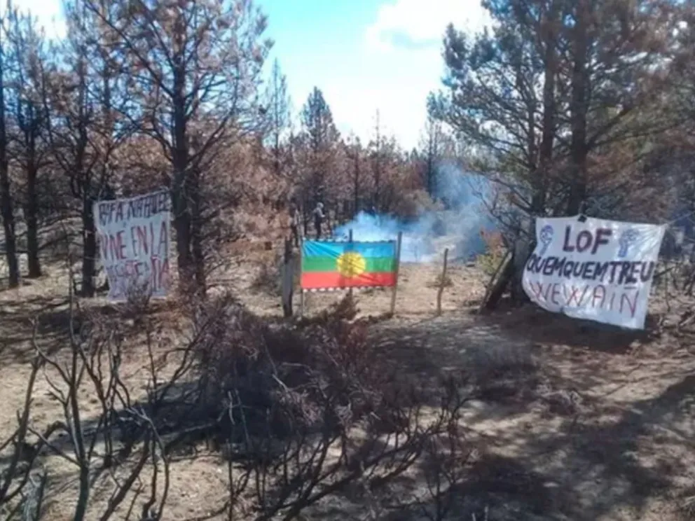 Al grito de "viva la patria" vecinos corrieron a manifestantes en El Bolsón