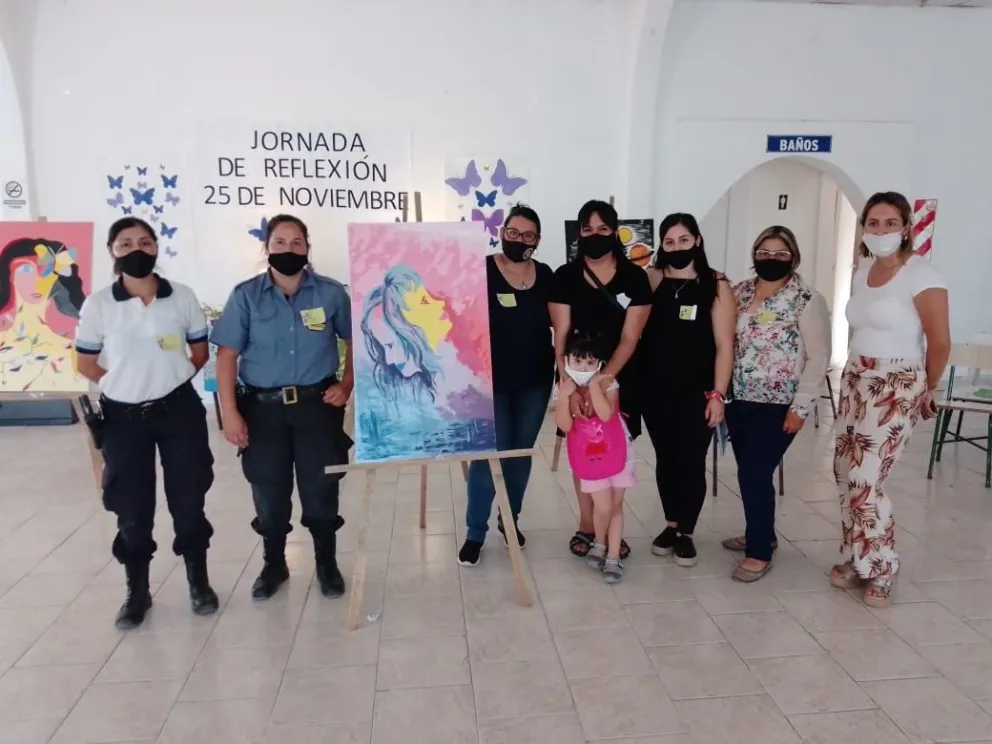 En fotos: Con arte de por medio, 35 empleadas policiales le dijeron "No" a la Violencia contra las mujeres 