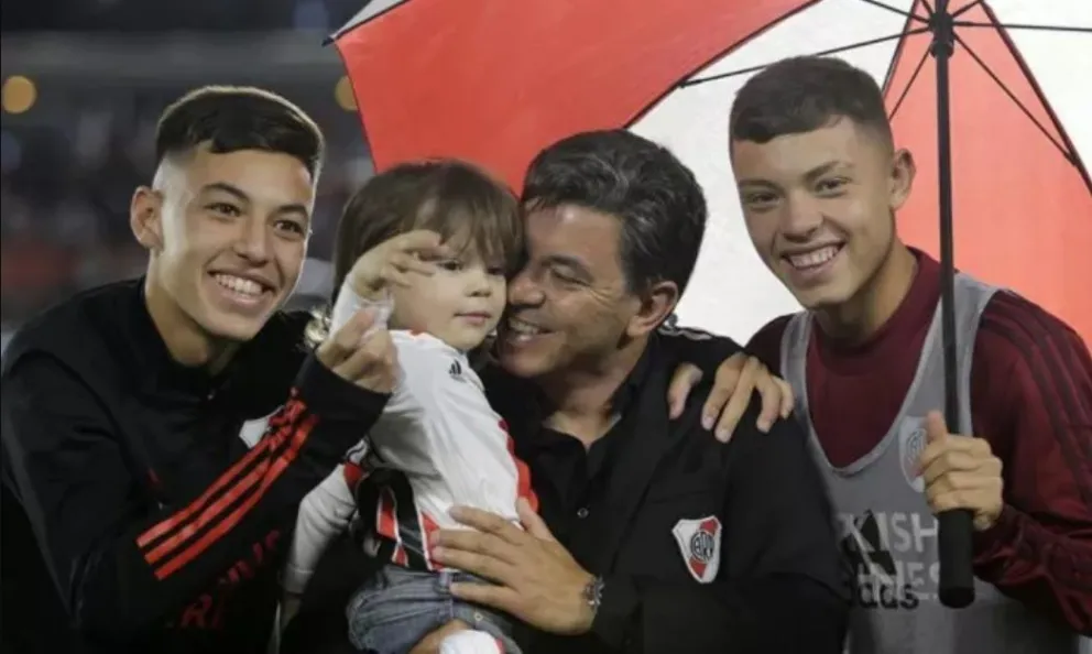 "Se me eriza la piel": El emotivo festejo del Muñeco Gallardo con sus hijos tras la obtención del título