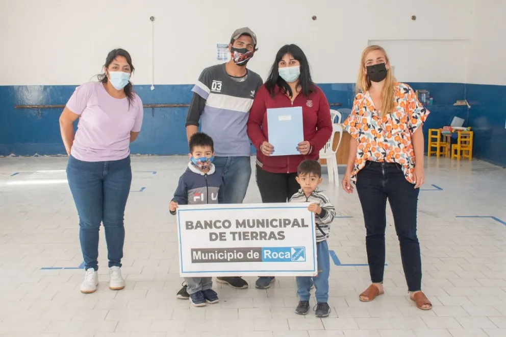 Pura alegría: Tres familias roquenses recibieron el terreno para su futura casa