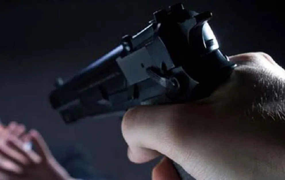 La policía logró dar con un domicilio de ladrones que tenían un arsenal de armas en su casa