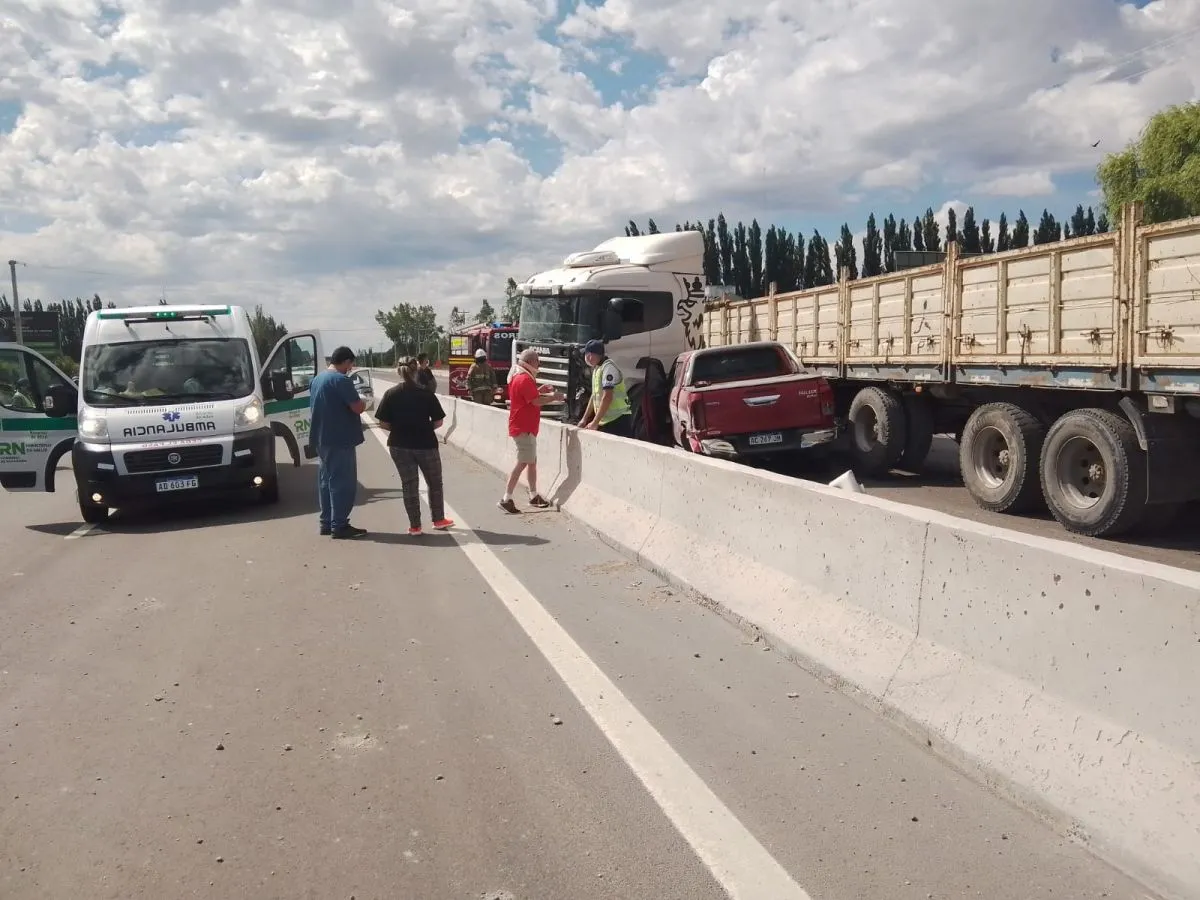 Siniestro vial sobre Ruta 22 entre una camioneta y un cami&oacute;n