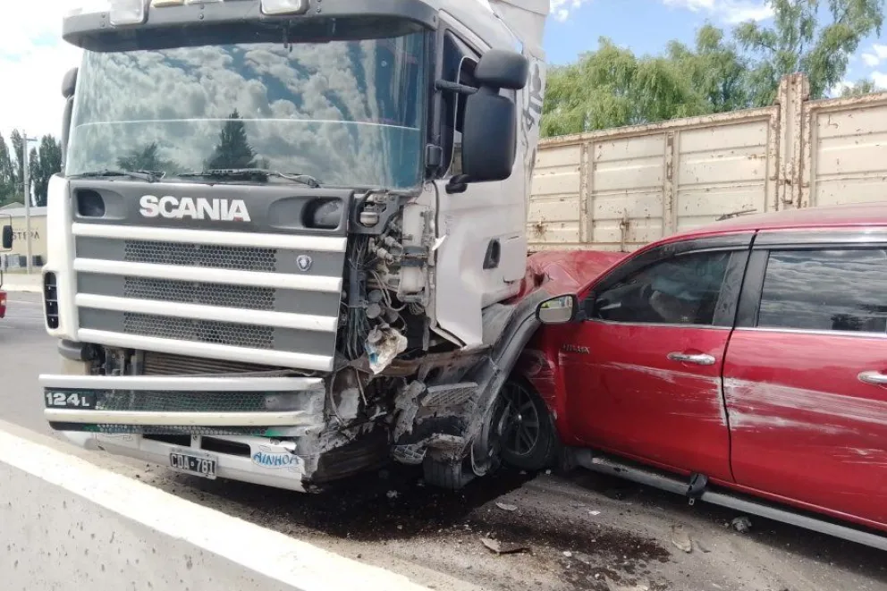 Tremendo choque entre un camión y una camioneta 