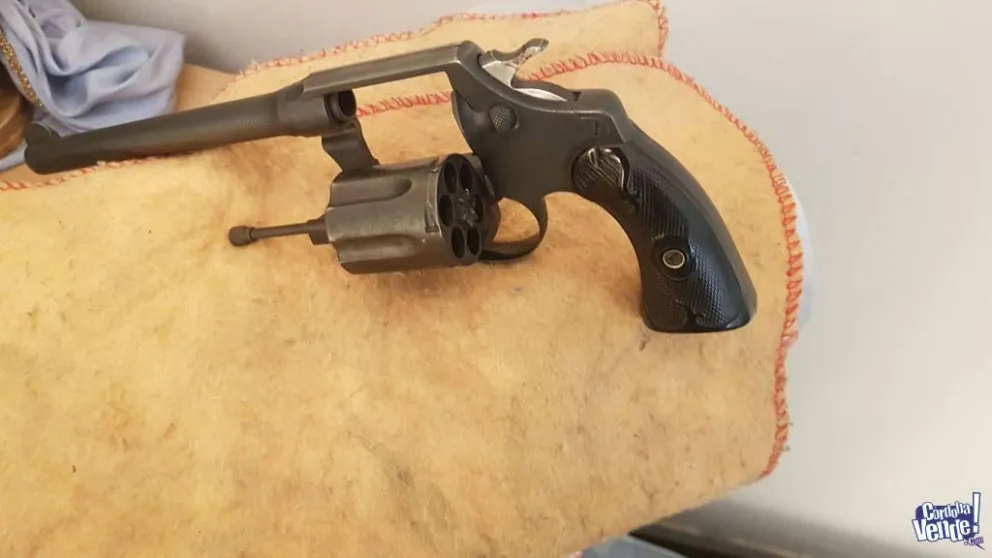 Jugaba con un revolver y se disparó en una pierna pero está fuera de peligro