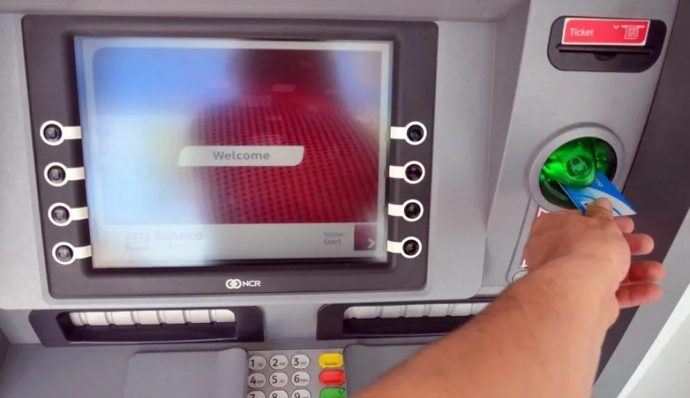 Una empleada le robó la tarjeta de débito y se hizo transferencias por más de 800 mil pesos