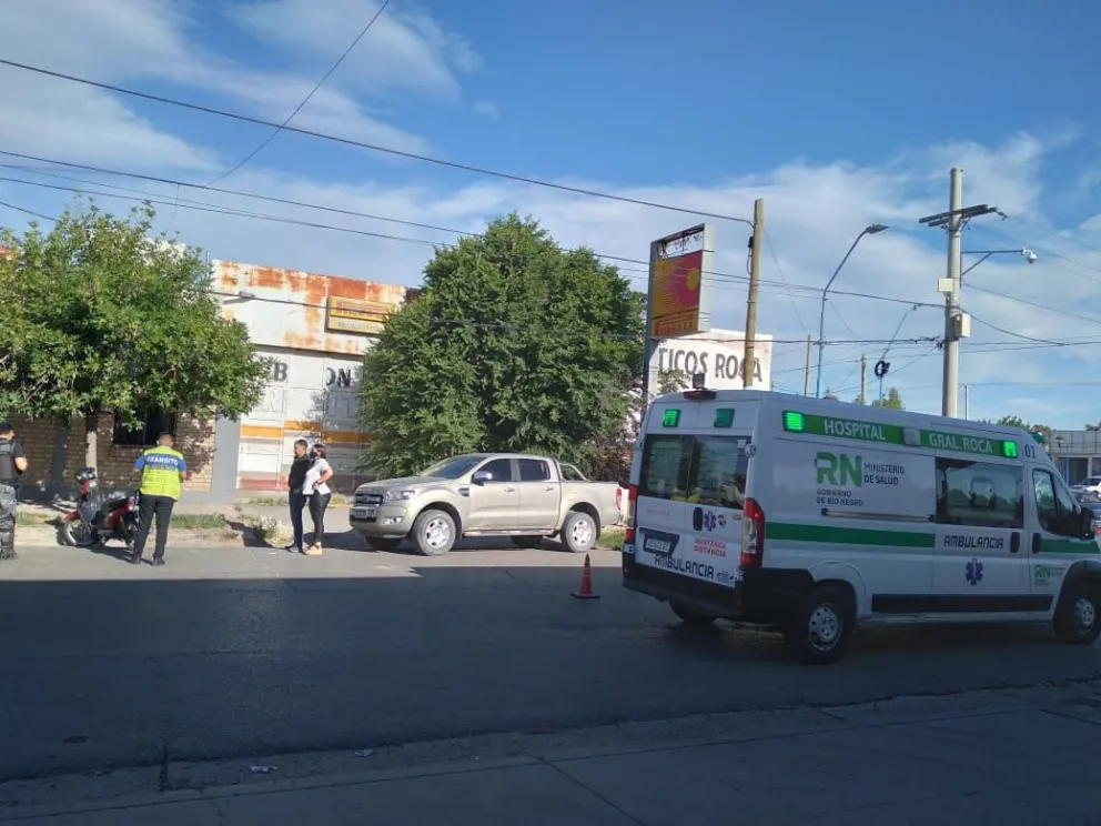 En pleno centro: Una motociclista tuvo que ser atendida tras chocar de lleno con una Ford Ranger 