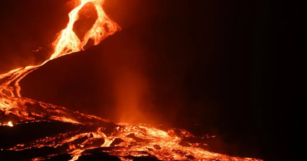 Increíble video de un drone que sobrevoló el Volcán de la Palma y registró el mar de lava a toda velocidad