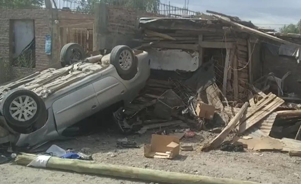 Le sacó el auto a la madre y terminó volcando