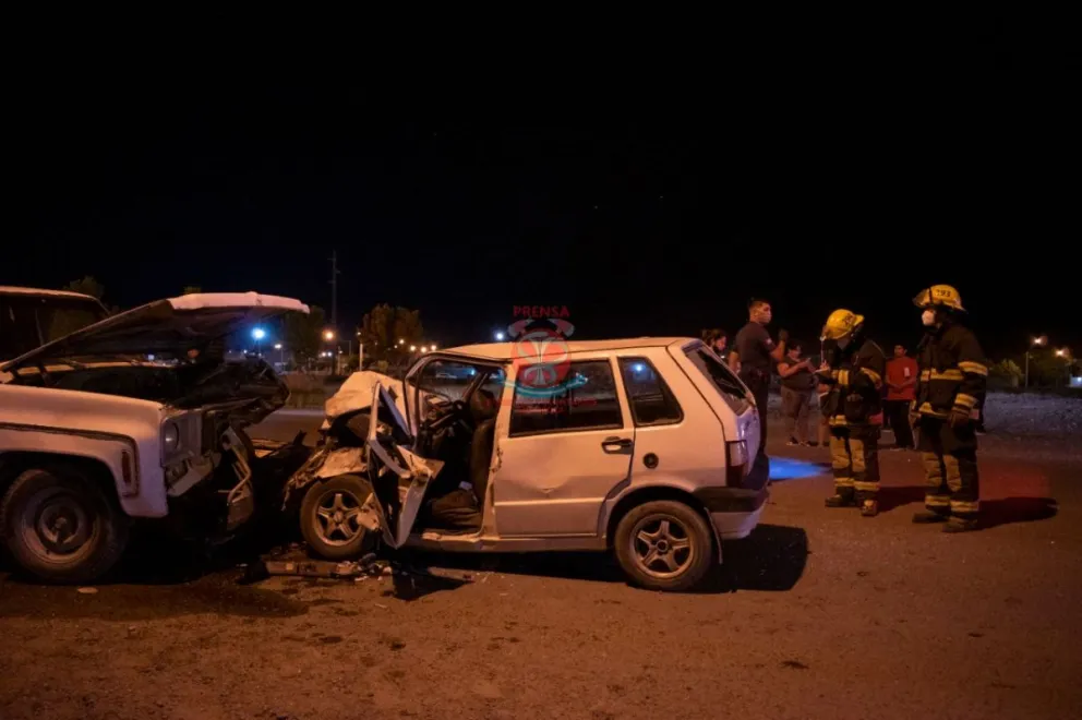Rescataron a hombre encerrado en un Fiat Uno tras chocar en Ruta 6