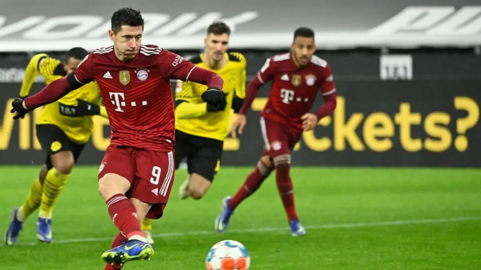 Los hinchas del Dortmund cargaron a Lewandowski y cantaron por Messi por el Balón de Oro