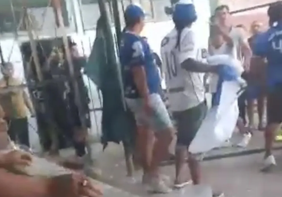 VIDEO: Hinchas del Club Atlético Regina agredieron y amenazaron de muerte a dos periodistas