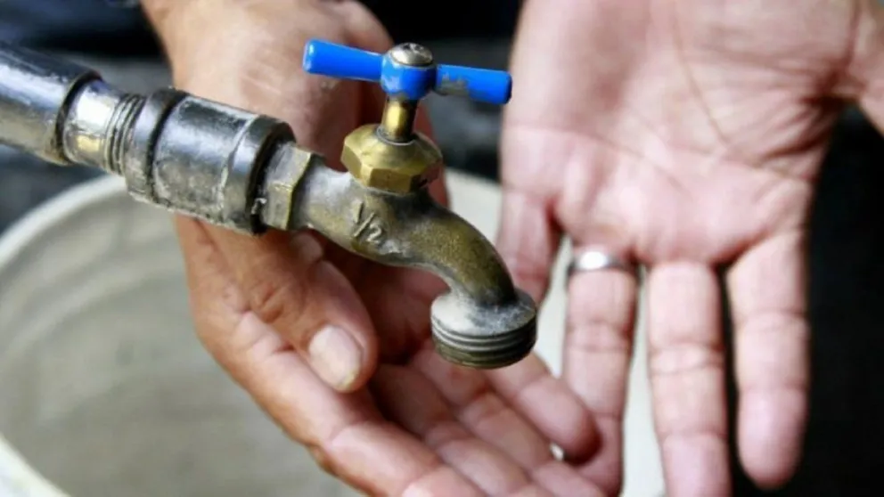 Por reparación de un caño, gran parte de la ciudad permanece sin agua