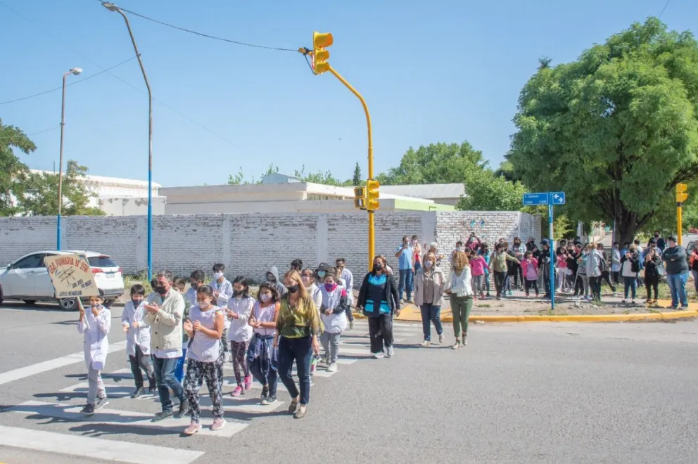 ¡Atención! Ya funciona el nuevo semáforo de Gelonch y Santa Cruz