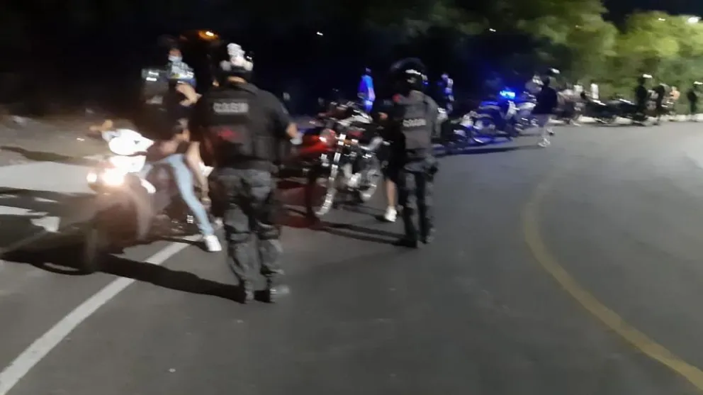 Palazo: un agente de tránsito derribó con un palo a motociclista que corría una picada