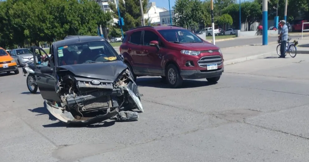 Siniestro vial en el centro de la ciudad entre una camioneta y un auto