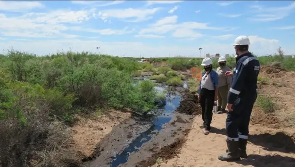 Río Negro realizó controles por la rotura de un oleoducto en el área Medanito