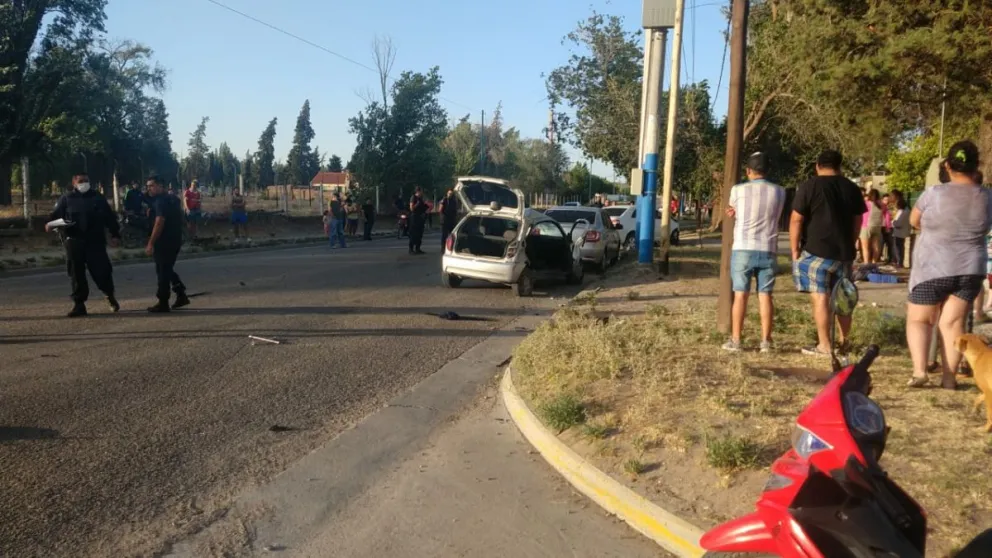 Accidente vial en calle Mendoza involucra a un padre y su nene de 3 años